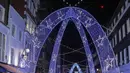 Orang-orang berjalan di sepanjang Bond Street yang dihiasi berbagai dekorasi lampu Natal di pusat kota London, Inggris (30/11/2020). (Xinhua/Han Yan)