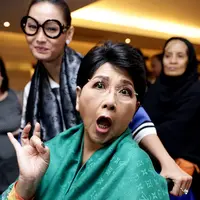 "Jadi saya itu dapet warisan dari bapak ibu banyak. Warisan asam urat, Kolesterol, darah tinggi, jantung terus cancer. Banyak kan," jelas pelantun ‘Apanya Dong’ ini. (Andy Masela/Bintang.com)