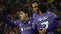 Bek Liverpool, Virgil van Dijk, dipeluk rekan setimnya, Luis Diaz dan Wataru Endo, setelah mencetak gol ke gawang Sheffield United di Bramall Lane, Sheffield, 6 Desember 2023. (Darren Staples / AFP)