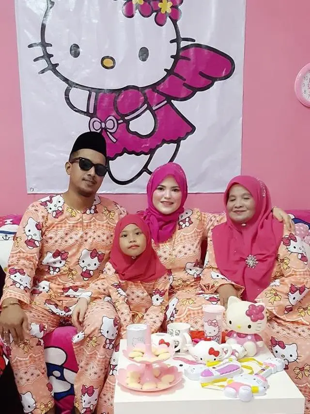 6 Momen Kumpul Keluarga Pakai Baju Kembar Ini Nyeleneh, Mau Ketawa Tapi Takut Dosa