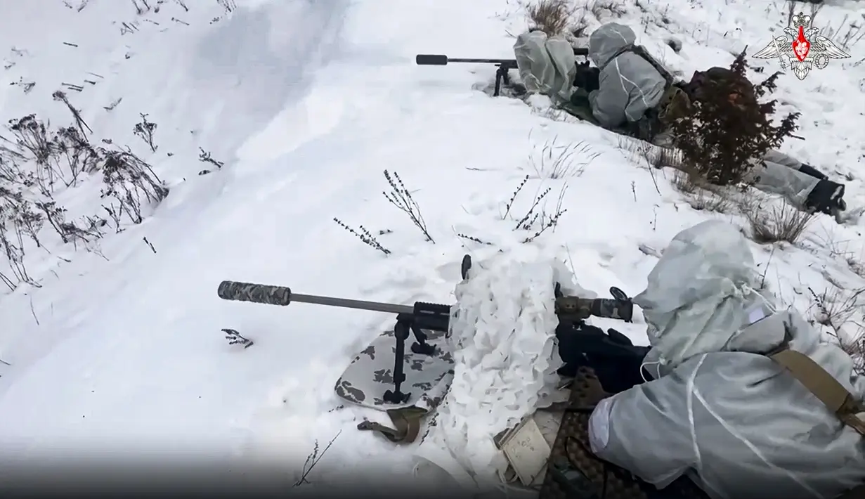 Dalam foto selebaran yang diambil dari video Layanan Pers Kementerian Pertahanan Rusia pada 28 Desember 2022 memperlihatkan tentara Rusia ikut serta dalam latihan di lokasi yang tidak ditentukan di Belarusia. (Russian Defense Ministry Press Service via AP)