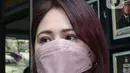 Penyanyi  Audy Item usai menjalani pemeriksaan di Polres Metro Bekasi Kota, Jawa Barat, Selasa (21/6/2022). Audy diperiksa sebagai saksi atas dugaan pengeroyokan yang melibatkan suaminya, Iko Uwais. (Liputan6.com/Herman Zakharia)