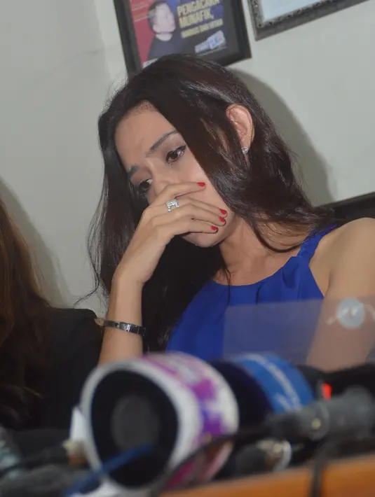 Pemeran dalam film televisi 'Air Mata Seorang Istri' (2016) itu akan memberikan uang 1 miliar bila tuduhan Galih benar. Tuduhan serumah dengan kekasihnya,  Galih mengaku memberikan nafkah buat anaknya dan lain-lain.  (Deki Prayoga/Bintang.com)