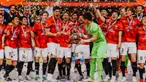 Sejumlah pemain Urawa Red Diamonds bersuka cita merayakan kemenangan dengan mengangkat trofi Liga Champions Asia 2022 setelah mengalahkan Al-Hilal dalam pertandingan final leg kedua yang berlangsung di Saitama Stadium, Sabtu (6/5/2023). (Dok. J-League)