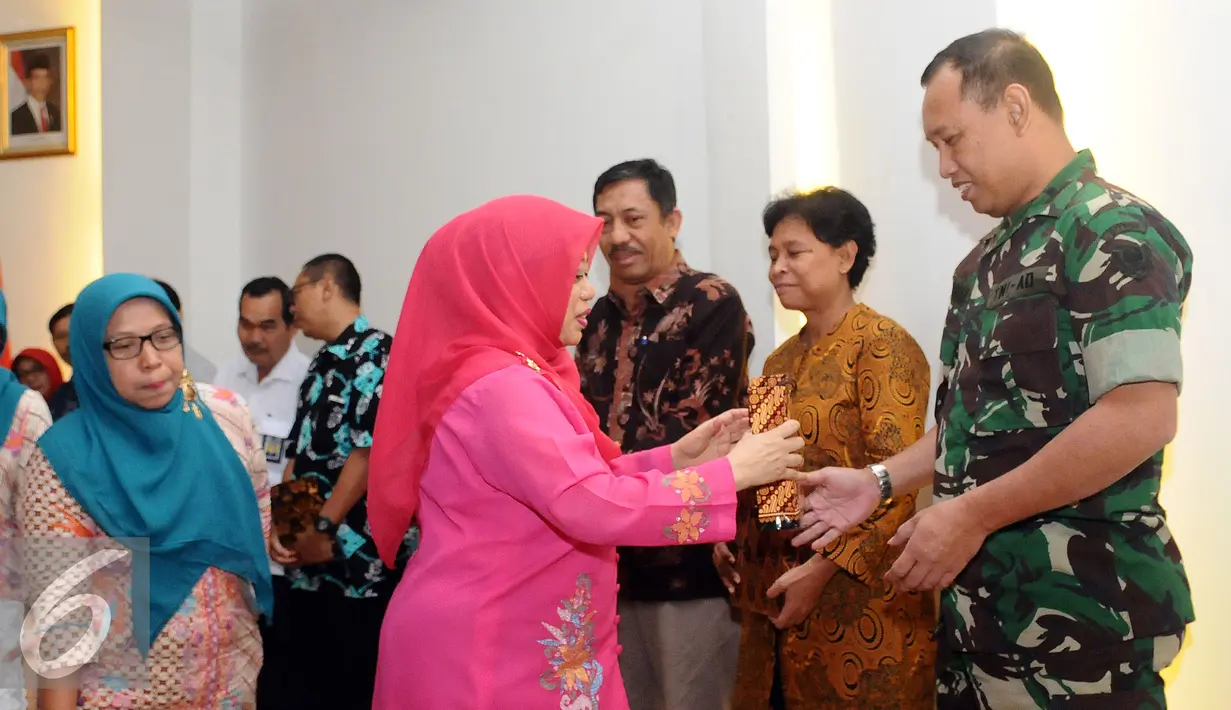 Deputi Bidang Penginderaan Jauh Lapan Orbita Roswintiarti (tengah) menyerahkan data penginderaan jarak jauh citra satelit beresolusi tinggi kepada sejumlah perwakilan instansi di Jakarta, Rabu (27/1/2016). (Liputan6.com/Helmi Fithriansyah)