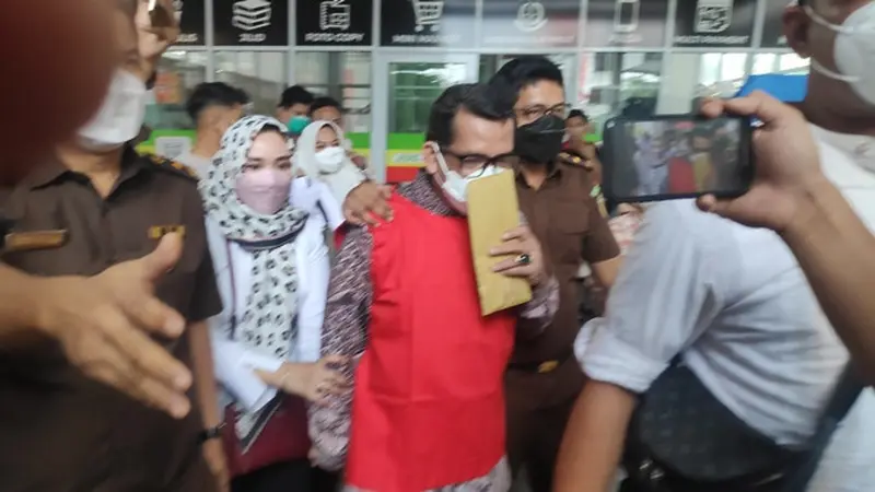 Dekan Fakultas Ilmu Sosial dan Politik Universitas Riau Syafri Harto saat ditahan oleh jaksa.