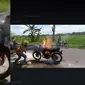 Sepeda motor milik pelajar di Sukoharjo, Jawa Tengah, terbakar saat mengikuti konvoi kelulusan SMA/SMK. (Foto: Istimewa/Facebook/Fajar Abrori)