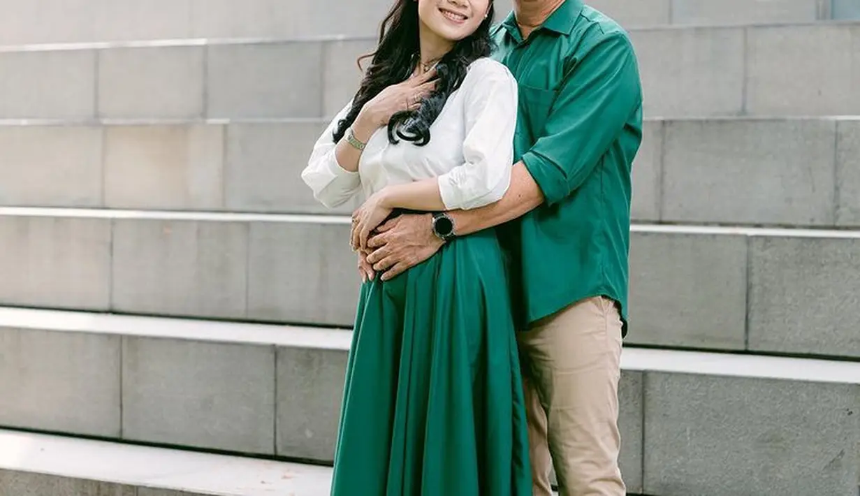 Dalam balutan busana bernuansa hijau, keduanya terlihat kompak dengan senyuman akrab yang terlihat daru wajah Puput dan sang suami. (Foto: Victoria Makeup Atelier/ Instagram)