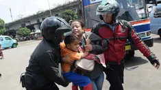 Seorang wanita dan anaknya terjaring razia oleh petugas Dinsos DKI di Kawasan Terminal Kampung Melayu, Jakarta, Jumat (11/5). Razia dilakukan dalam rangka jelang bulan Ramadan. (Liputan6.com/Arya Manggala)