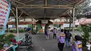 Gerbang sekolah ditutup, dan akses masuk dibatasi oleh petugas gabungan. Tampak dalam foto, personel dari POM TNI AL dan tim dari psikologi kepolisian berada di area SMAN 72 Jakarta, Senin (10/11/2025). (merdeka.com/Arie Basuki)