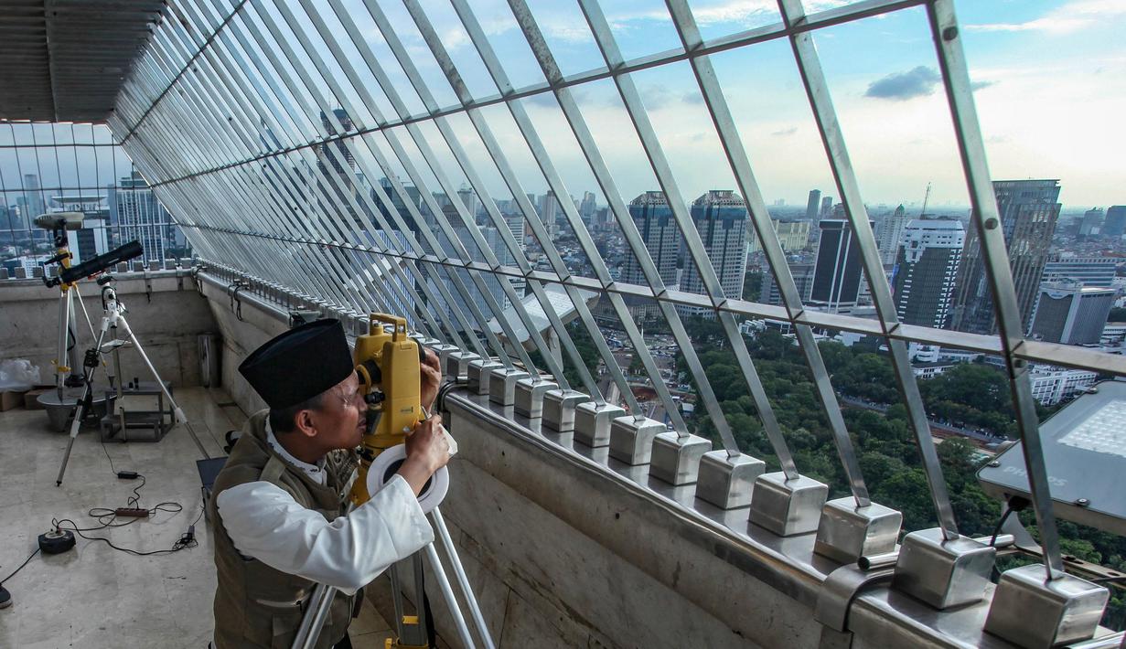 Cuaca mendung di beberapa wilayah di Indonesia menjadi kendala utama yang menyebabkan hilal tak bisa terpantau secara langsung. (merdeka.com/Arie Basuki)