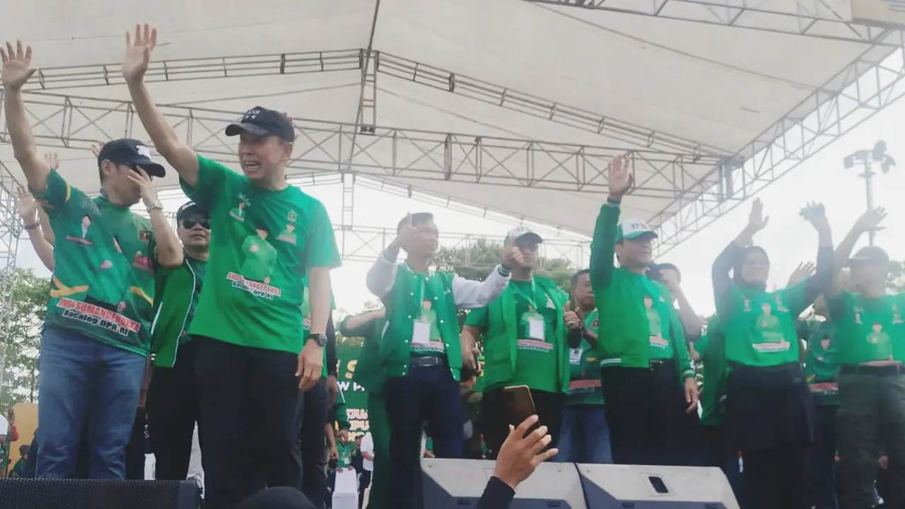 Ketua DPW PPP Sultra Andi Sumangerukka (ketiga dari kiri) janjikan umrah warga kota Kendari sejak 2023.