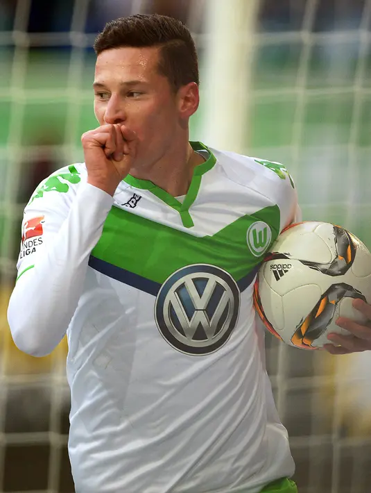 Selepas dari Schalke 04, Julian Draxler memutuskan untuk hijrah ke Wolfsburg pada 31 Agustus 2015. Selama berkostum Wolfsburg, pria dengan tinggi 187 cm itu membukukan delapan gol dan 10 assist dalam 45 kali penampilan. (EPA/Peter Steffen)