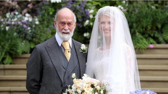 Lady Gabriella dan sang ayah, Pangeran Michael dari Kent, dalam acara pernikahannya. (Instagram/@theroyalfamily)