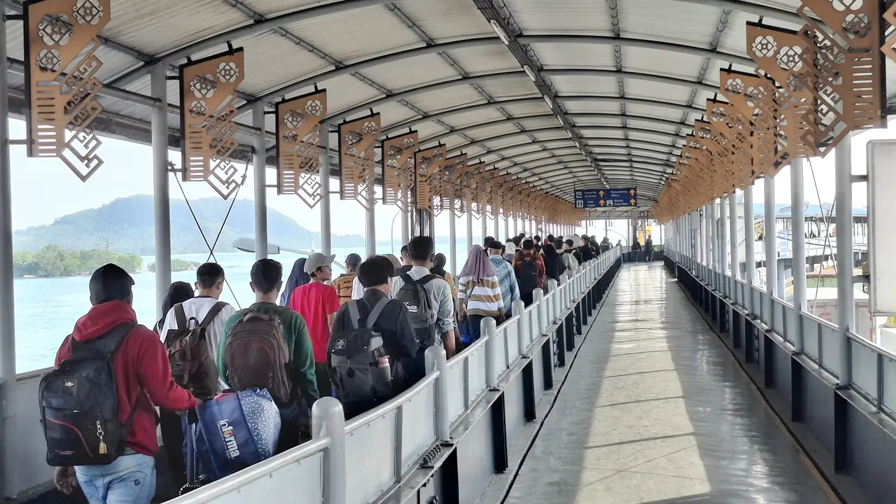 Pemudik pejalan kaki saat antre masuk kapal di Pelabuhan Bakauheni, Lampung Selatan.