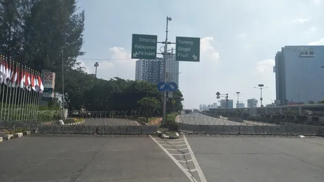 Akses Jl Gatot Subroto ke DPR ditutup.