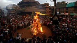 Sejumlah warga menyaksikan pembakaran boneka dari jerami yang dianggap sebagai setan  Ghantakarna selama Festival Ghantakarna di kota kuno Bhaktapur, Nepal, Senin (1/8). (REUTERS/Navesh Chitrakar)