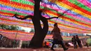Pengunjung melihat lampion yang terpasang di Jogye Temple jelang perayaan ulang tahun Buddha, Seoul, Rabu (12/4). ‘Lotus Lantern Festival’ menjadi salah satu perayaan yang ditunggu-tunggu oleh warga Korea Selatan. (AFP PHOTO / JUNG Yeon-Je) 