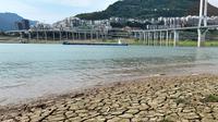 Dasar sungai yang kering terlihat setelah permukaan air turun di Sungai Yangtze, Yunyang, Kotamadya Chongqing, China, 16 Agustus 2022. Suhu tinggi yang tidak biasa dan kekeringan berkepanjangan mempengaruhi sebagian besar wilayah China, mengurangi hasil panen dan persediaan air minum. (Chinatopix Via AP)