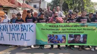 Puluhan warga dan teman-teman Saka Tatal memberi dukungan PK di PN Cirebon. Foto (Liputan6.com / Panji Prayitno)