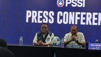 Endri Erawan dan Sumardji menghadiri sesi konferensi pers PSSI di Menara Mandiri, Jakarta, Selasa (16/12/2025). (Bola.com/Hery Kurniawan)