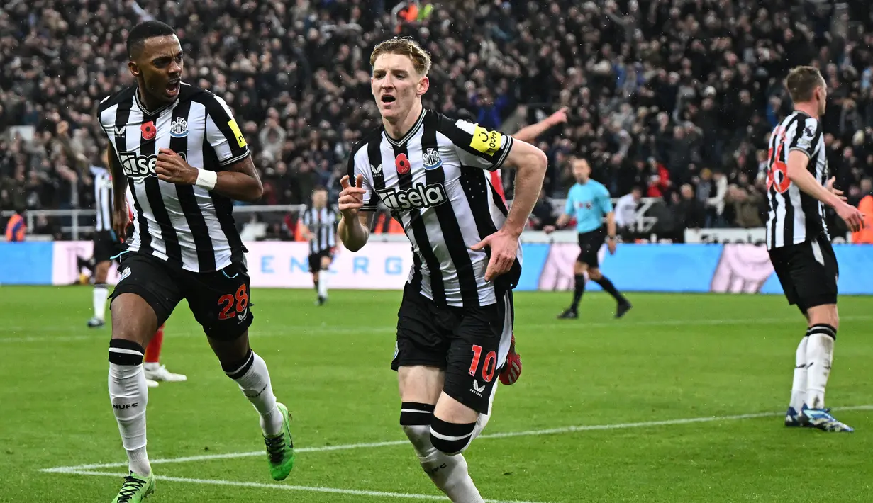 Pemain Newcastle United, Anthony Gordon (tengah) melakukan selebrasi setelah mencetak gol ke gawang Arsenal pada laga lanjutan Liga Inggris 2023/2024 yang berlangsung di Stadion St. James' Park, Newcastle, Inggris, Minggu (05/11/2023) WIB. Kemenangan 1-0 Newcastle membuat mereka naik ke peringkat enam dengan raihan 20 poin. (AFP/Oli Scarff)