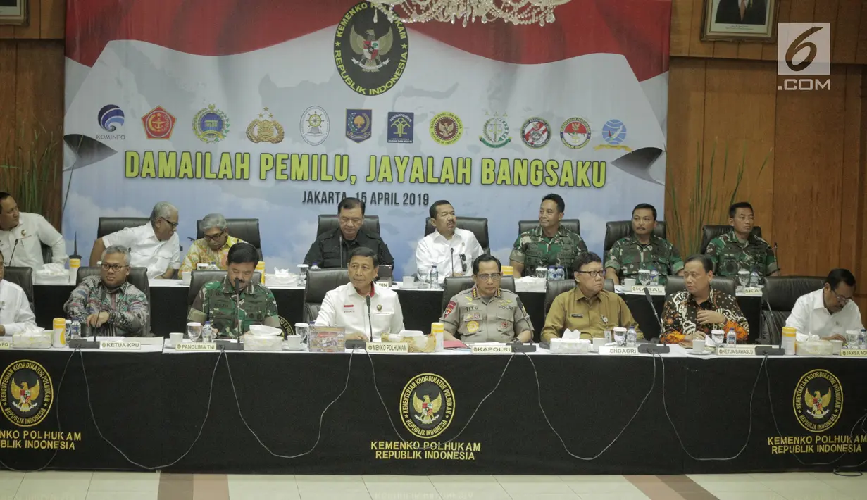 Menko Polhukam, Wiranto (keempat kiri) memimpin rapat koordinasi dengan KPU-Bawaslu, Polri, TNI hingga sejumlah menteri di kantornya, Jakarta, Senin (15/4). Rapat membahas mengenai kesiapan akhir pengamanan tahapan pemungutan dan perhitungan suara pemilu serentak 2019. (Liputan6.com/Faizal Fanani)