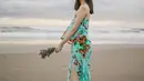 Gaya OOTD Ayu Saraswati saat pemotretan di pantai ini pun bisa jadi inspirasi. Tampil sederhana dengan simpel dress motif bunga, ia tetap terlihat begitu menawan. (Liputan6.com/IG/@ayusarasw)