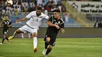 Striker Argentina, Lautaro Martinez (kanan) mencetak gol ke gawang Irak, pada laga di Stadion Faisal bin Fahd, Riyadh (11/10/2018).  (AFP / Fayez Nureldine)
