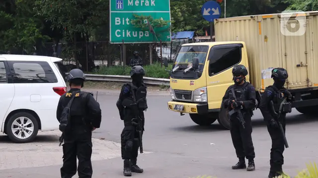 FOTO: Penjagaan Ketat Adang Rencana Aksi Tolak UU Ciptaker