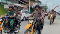 Patroli personel Polres Rokan Hulu dengan TNI pada masa tenang Pemilu agar tidak terjadi pelanggaran. (Liputan6.com/M Syukur)