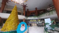 Nuansa Natal dan Tahun Baru menghiasi bagian resepsionis di Hotel Bentani Cirebon. (Istimewa)
