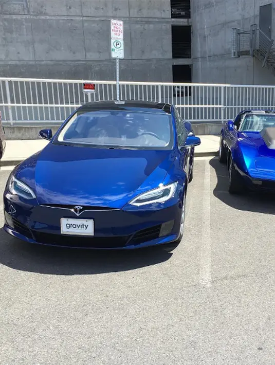 Mobil mewah Tesla model S terbaru ini dikumpulkan oleh 120 karyawan yang dinaikkan gajinya hingga 2 kali lipat. Mobil mewah berwarna biru inipun merupakan mobil impian bagi Dan Price sendiri. (Instagram.com/ danpriceseattle)