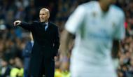 Pelatih Real Madrid, Zinedine Zidane memberi intruksi pada pemainnya saat bertanding melawan Las Palmas pada lanjutan La Liga Spanyol di Stadion Santiago Bernabeu, Madrid (5/11). Madrid menang telak 3-0 atas Las Palmas. (AP Photo/Francisco Seco)