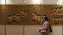 Pengunjung mengamati karya-karya Panji dalam Festival Panji Internasional di Perpustakaan Nasional, Jakarta, Selasa (10/7). Festival Panji ini bertujuan membangkitkan kembali budaya Panji yang mulai pudar. (Liputan6.com/Arya Manggala)