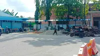 Renovasi terminal Bangkinang, Kabupaten Kampar, yang mendapat sorotan karena diduga tak memakai plang atau papan pengumuman proyek. (Liputan6.com/M Syukur)