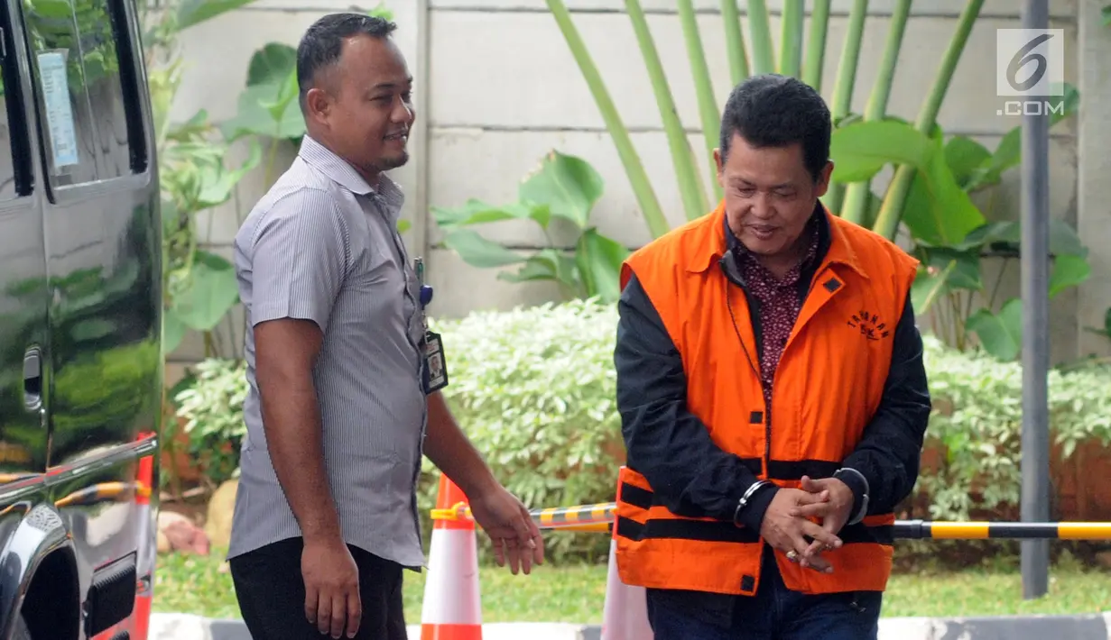 Wali Kota nonaktif Pasuruan Setiyono (kanan) tiba di Gedung KPK, Jakarta, Kamis (17/1). Setiyono diperiksa sebagai tersangka untuk melengkapi berkas terkait dugaan suap sejumlah proyek di Kota Pasuruan. (Merdeka.com/Dwi Narwoko)