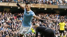 Penyerang Manchester City, Sergio Aguero, merayakan gol yang dicetaknya ke gawang Aston Villa pada laga Liga Premier Inggris di Stadion Ettihad, Sabtu (5/3/2016). City berhasil menang 4-0 atas Aston Villa. (Reuters/Jason Cairnduff)