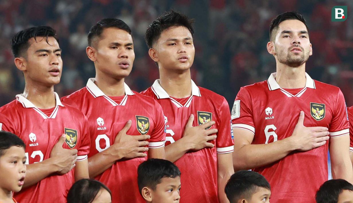 Pemain Timnas Indonesia, Hokky Caraka (kedua kanan) menyanyikan lagu Indonesia Raya saat laga Kualifikasi Piala Dunia 2026 zona Asia melawan Brunei di Stadion Utama Gelora Bung Karno (SUGBK), Senayan, Jakarta, Kamis (12/10/2023). Laga tersebut dimenangkan oleh Timnas Indonesia dengan skor 6-0. (Bola.com/M Iqbal Ichsan)