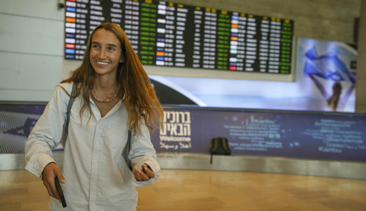 Kementerian Luar Negeri Israel mengatakan para penumpang bermalam di sebuah hotel bandara di Jeddah dan diterbangkan kembali oleh maskapai tersebut dengan pesawat alternatif. (AP Photo/Tsafrir Abayov)