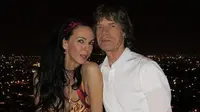 Walau sudah meninggal, akun Twitter dan Facebook milik mendiang kekasih Mick Jagger masih saja terupdate