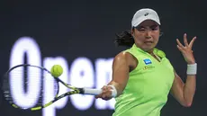Petenis tunggal putri Indonesia, Janice Tjen memukul bola balasan saat melawan Iga Swiatek (Polandia) pada babak kedua turnamen Qatar Open di Doha, 10 Februari 2026. (Karim JAAFAR/AFP)