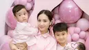 Acara akikah Baby Lily bernuansa pink, seluruh anggota keluarga mengenakan baju warna pink. Kenakan baju lucu dengan aksen pita di bagian depannya, Baby Lily makin menggemaskan. Sudah pandai menggendong Lily dan Lily terlihat anteng di gendongan Rafathar, netizen ramai memuji Rafathar. Sedari Rayyanza lahir, Rafathar memang kakak yang sayang dengan adiknya. (Liputan6.com/IG/raffinagita1717)