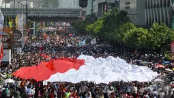 Ribuan relawan, simpatisan dan masyarakat berpartisipasi mengikuti kirab budaya dalam rangka menyambut sekaligus mengantar Presiden Joko Widodo - Wapres Jusuf Kalla menuju Istana Merdeka, Jakarta, Senin (20/10/2014) (Liputan6.com/Miftahul Hayat)