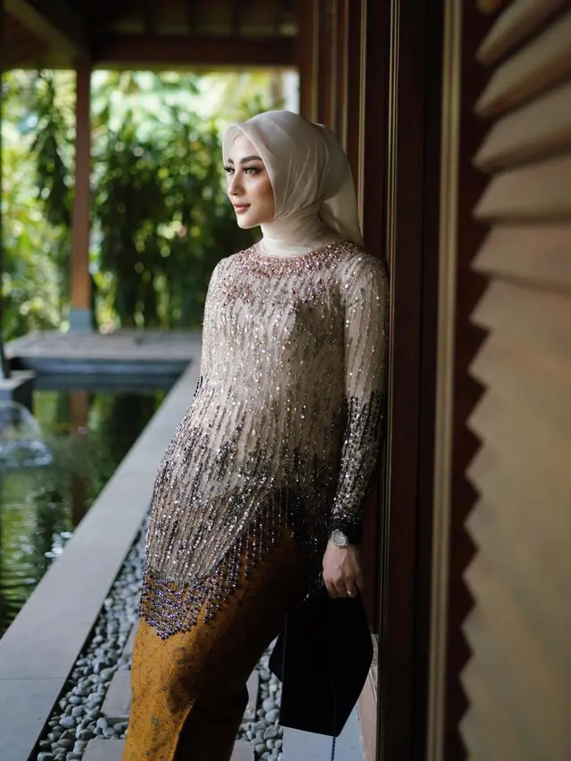 6 Potret Anggun Margin Wieheerm Kenakan Kebaya Full Payet saat Wisuda, Resmi Jadi Sarjana Hukum