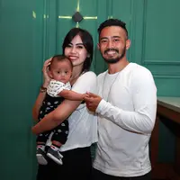Rumah tangga pemeran film Satria Yama Carlos belum lama ini sedang dilanda prahara. Karena kembali utuh membina rumah tangga dengan Arfita Dwi Putri, Yama merasa bersyukur. (Nurwahyunan/Bintang.com)