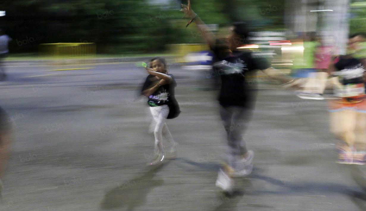 Seorang anak kecil terlihat antusias mengikuti ajang Splash Run di Pantai Carnaval Ancol, Sabtu (30/7/2016). (Bola.com/Nicklas Hanoatubun)