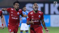 Pemain Persija , Jaimerson da Silva (kanan) merayakan gol ke gawang Persib pada lanjutan Go-Jek Liga 1 Indonesia 2018 bersama Bukalapak di Lapangan PTIK, Jakarta, Sabtu (30/6). Persija unggul 1-0. (Liputan6.com/Helmi Fithriansyah)