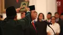 Komjen Syafruddin diambil sumpahnya saat dilantik sebagai Menteri Pendayagunaan Aparatur Negara dan Reformasi Birokrasi (PANRB) di Istana Negara, Jakarta, Rabu (15/8). Komjen Syafruddin sebelumnya menjabat sebagai Wakapolri. (Liputan6/HO/Pian)