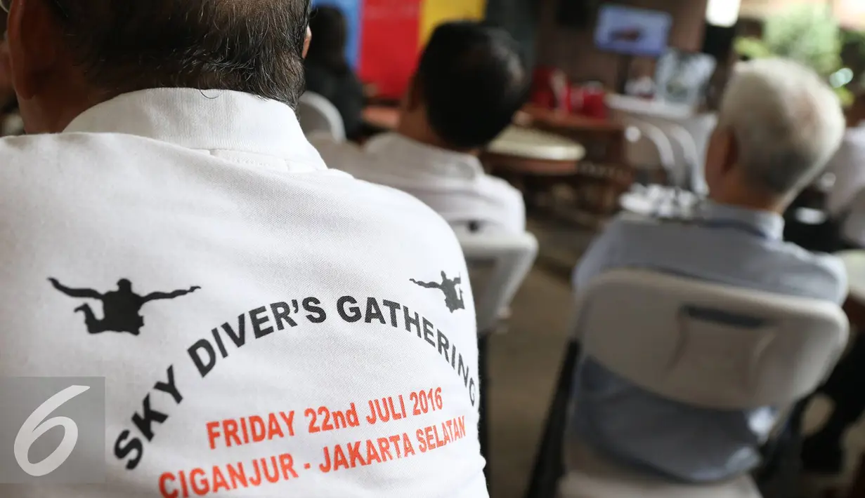 Sky Diver's Gathering diadakan dalam rangka menjaga tali silaturahim antarpenerjun payung serta membahas regenerasi untuk mencari penerjun-penerjun muda, Jakarta, Jumat (22/7) (Liputan6.com/Immanuel Antonius)